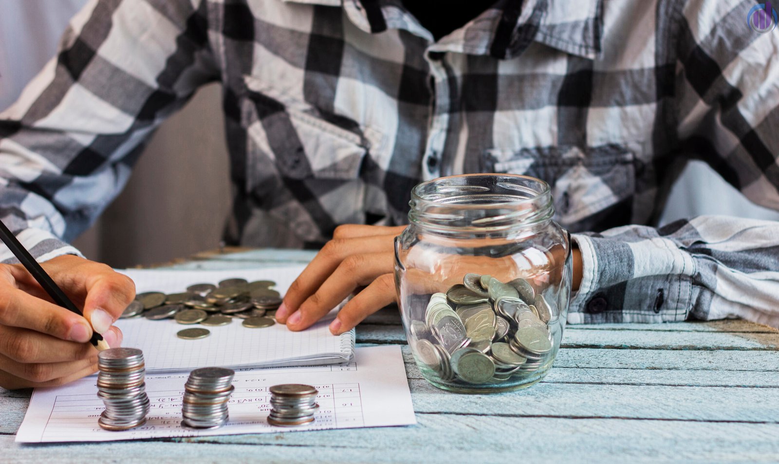 How to Reduce Monthly Expenses in 2025 – Smart Money-Saving Tips