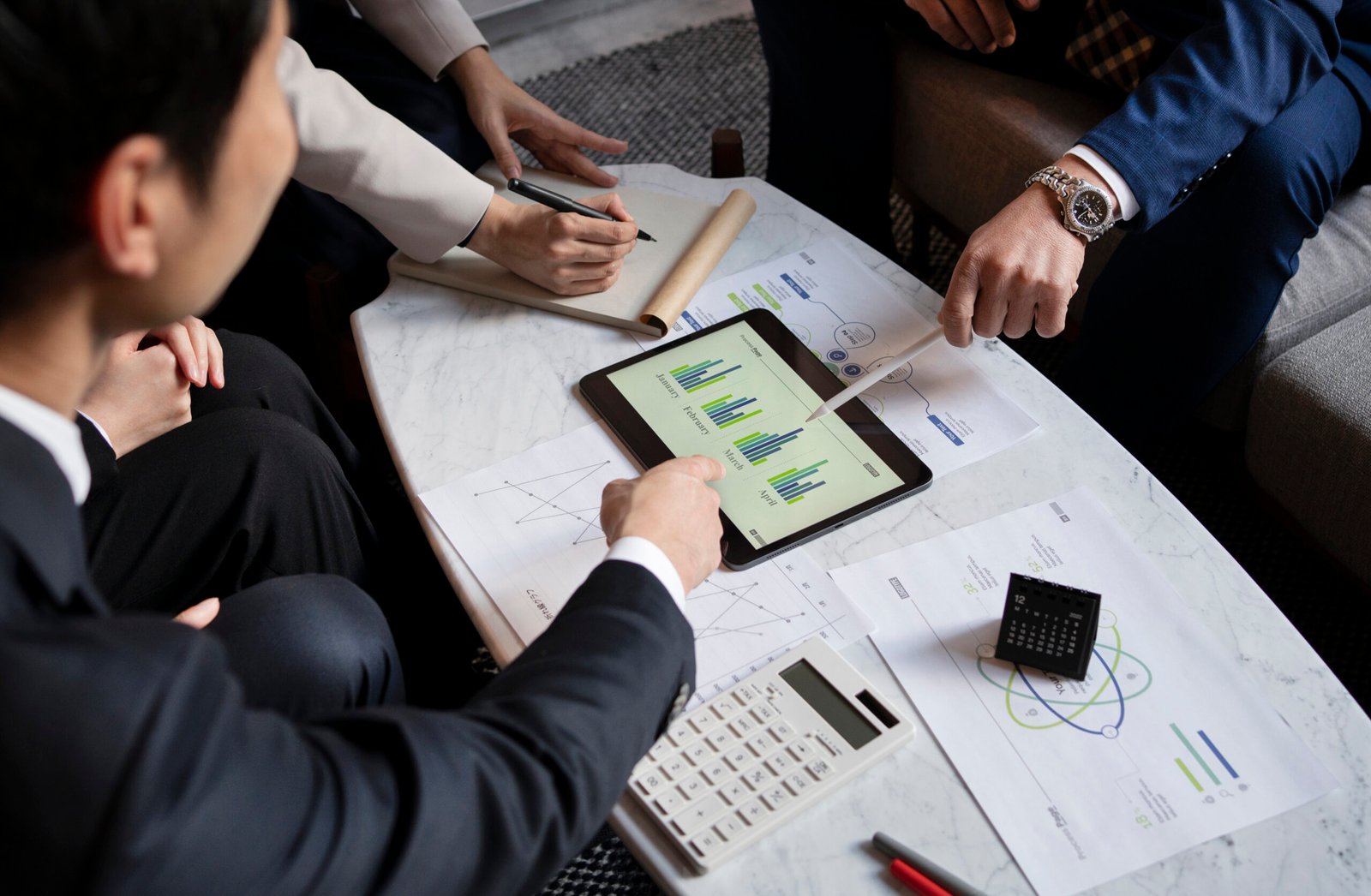 What is Real Estate Crowdfunding? Greatest Beginner's Guide to Investing in 2025