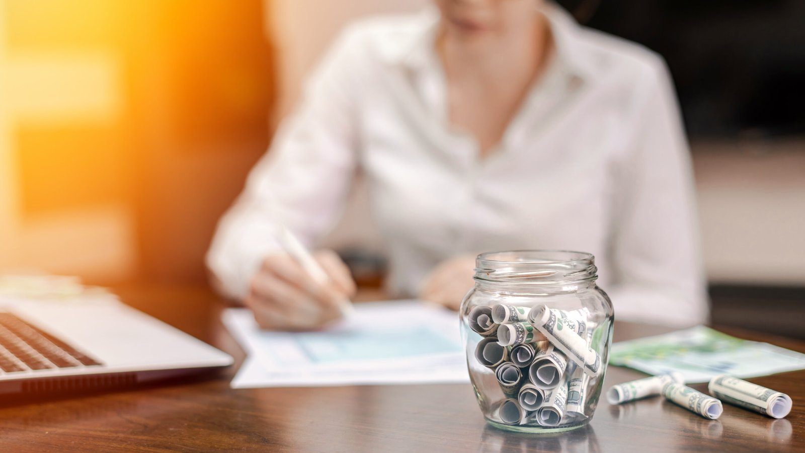 How to Start an Emergency Fund on a Low Income | 8 Newbie ways